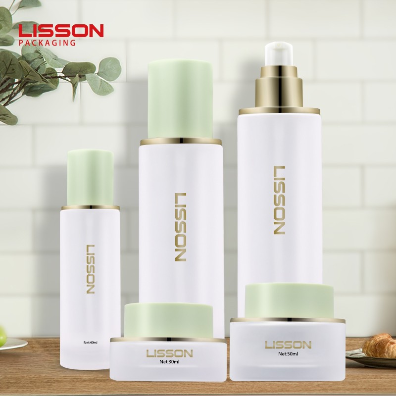 Glass vs. Plastic Cosmetic Glass Bottle Set | The Ultimate Brand Guide